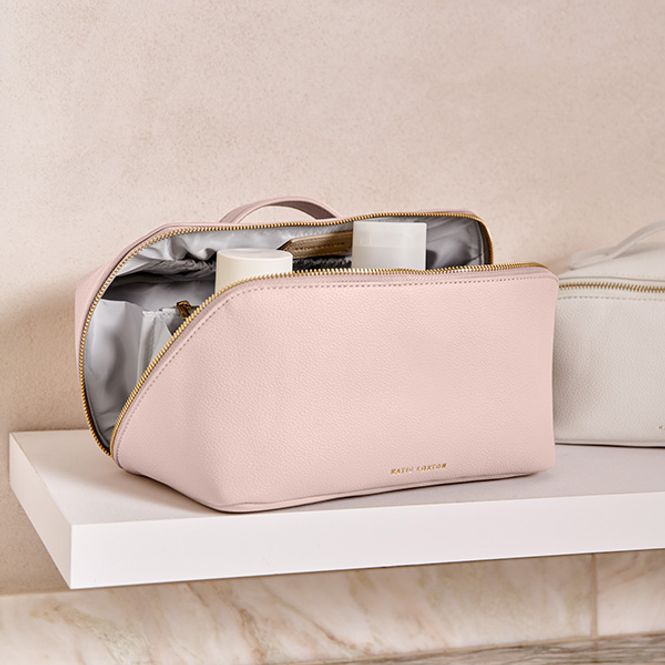 Hovedbilde Toalettmappe m skrå glidelås rosa Katie Loxton