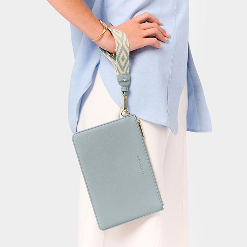 Clutch veske HALLIE lys dus blå Katie Loxton