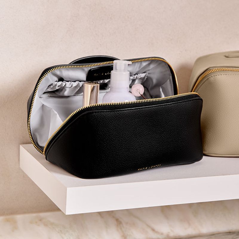 Toalettmappe m skrå glidelås svart Katie Loxton